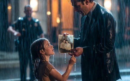 A little girl asked me to pretend to be her dad for 3 minutes outside my hotel in the rain. She handed me a photo — and I saw my own face next to the only woman I ever loved.